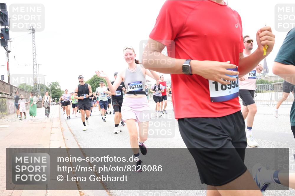 29.06.2025 - hella hamburg halbmarathon Lena Gebhardt http://msf.ph/oto/8326086 29.06.2025 10:57:46 Lombardsbrücke 7025, 16319, 18992, 1858, 1123, 1242, 1248, 1265, 1388, 1643, 2015, 2041, 2451, 2567, 2900, 3191, 3385, 3388, 3433, 3644, 3750, 3936, 3954, 4059, 4180, 4197, 4429, 4521, 4830, 5117, 5632, 5676, 5736, 5738, 6316, 6337, 6827, 6857, 6916, 7172, 7193, 7556, 7720, 7728, 7977, 7990, 8035, 8159, 8287, 8386, 8474, 8540, 8552, 8708, 8713, 8773, 8853, 8873, 9059, 9180, 9233, 9318, 9394, 9398, 9436, 9481, 9496, 9613, 9832 meine-sportfotos.de