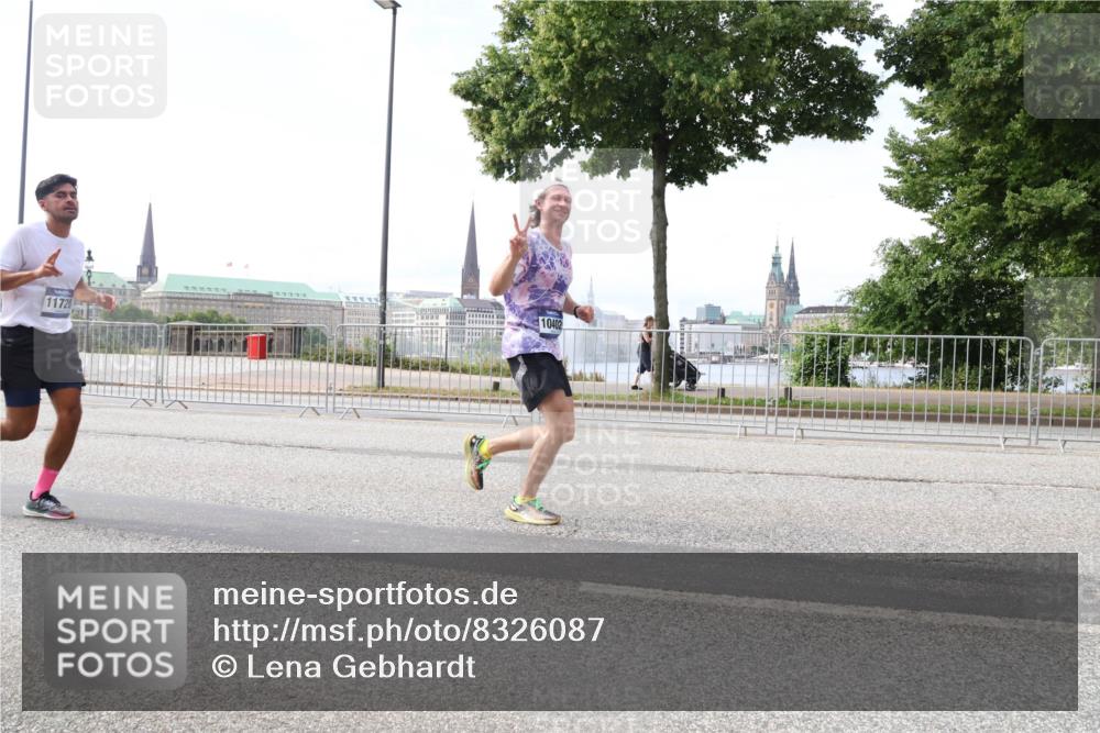 29.06.2025 - hella hamburg halbmarathon Lena Gebhardt http://msf.ph/oto/8326087 29.06.2025 10:12:56 Lombardsbrücke 11720, 10402, 1020, 1051, 1249, 1610, 1785, 1851, 1939, 2531, 2891, 2942, 2963, 2964, 3182, 3248, 3262, 4532, 4554, 5150, 5166, 5597, 5598, 6207, 7014, 7873, 7907, 8398, 8405, 8917, 8971, 9141, 10067, 10402, 10581, 11025, 11720, 12456, 13566, 13816, 14404, 14540, 14869, 15012, 15369, 15531, 16030, 16255, 16323, 16437, 16473, 16826, 16911, 17061, 17699, 17988, 17994, 18048, 18178, 18320, 18493, 18530, 18732 meine-sportfotos.de