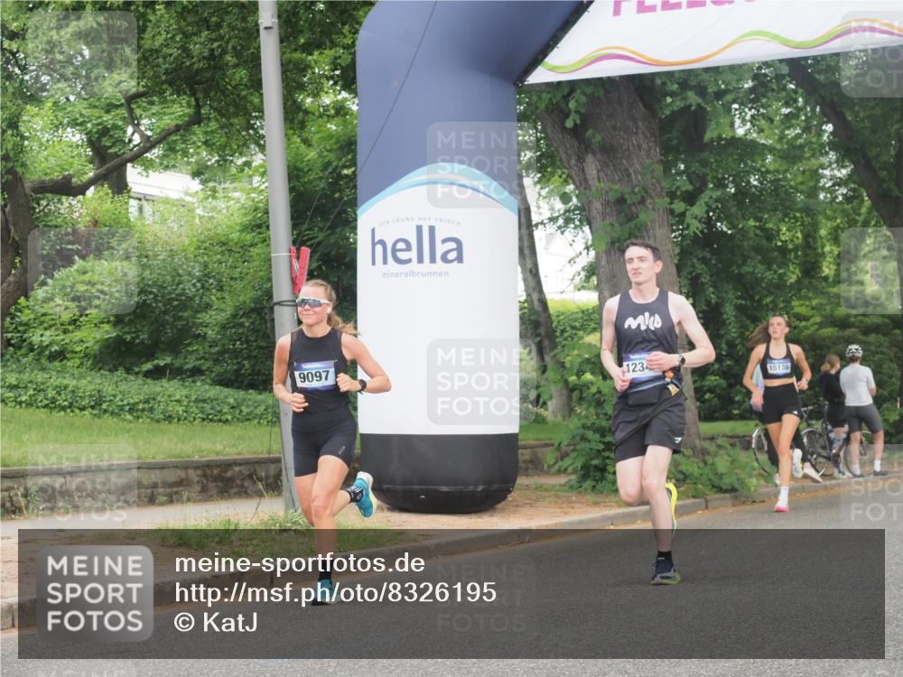 29.06.2025 - hella hamburg halbmarathon KatJ http://msf.ph/oto/8326195 29.06.2025 10:17:04 Zwischen KM18-KM19  meine-sportfotos.de