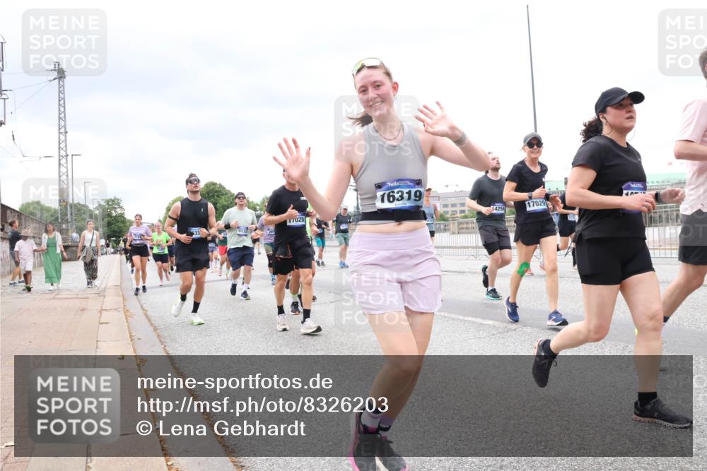 29.06.2025 - hella hamburg halbmarathon Lena Gebhardt http://msf.ph/oto/8326203 29.06.2025 10:57:46 Lombardsbrücke 17025, 33, 16319, 17029, 4256, 1123, 1242, 1248, 1265, 1388, 1643, 2015, 2041, 2451, 2567, 2900, 3191, 3385, 3388, 3433, 3644, 3750, 3936, 3954, 4059, 4180, 4197, 4429, 4521, 4830, 5117, 5632, 5676, 5736, 5738, 6316, 6337, 6827, 6857, 6916, 7172, 7193, 7556, 7720, 7728, 7977, 7990, 8035, 8159, 8287, 8386, 8474, 8540, 8552, 8708, 8713, 8773, 8853, 8873, 9059, 9180, 9233, 9318, 9394, 9398, 9436, 9481, 9496, 9613, 9832 meine-sportfotos.de