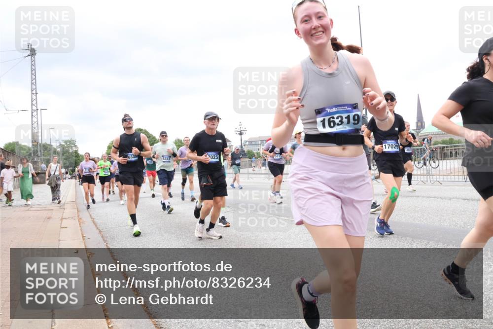 29.06.2025 - hella hamburg halbmarathon Lena Gebhardt http://msf.ph/oto/8326234 29.06.2025 10:57:47 Lombardsbrücke 6330, 1242, 9233, 7025, 16319, 17029, 13131, 1123, 1242, 1248, 1265, 1388, 1643, 2015, 2041, 2451, 2567, 2900, 3191, 3385, 3388, 3433, 3644, 3750, 3936, 3954, 4059, 4180, 4197, 4429, 4521, 4830, 5117, 5632, 5676, 5736, 5738, 6316, 6337, 6827, 6857, 6916, 7172, 7193, 7556, 7720, 7728, 7977, 7990, 8035, 8159, 8287, 8386, 8474, 8540, 8552, 8708, 8713, 8773, 8873, 9059, 9180, 9233, 9318, 9319, 9394, 9398, 9436, 9481, 9496, 9613, 9832 meine-sportfotos.de