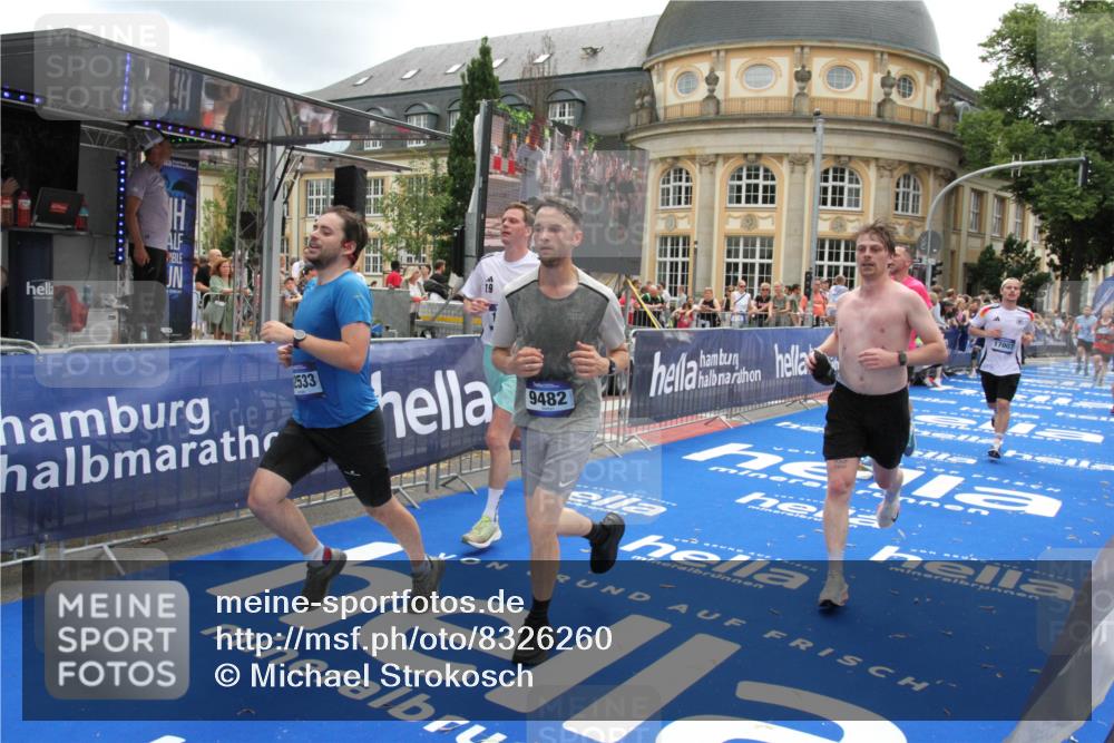 29.06.2025 - hella hamburg halbmarathon Michael Strokosch http://msf.ph/oto/8326260 29.06.2025 10:48:53 Ziel 1094, 1884, 1892, 9482, 9661, 11519, 12421, 12533, 13009, 13976, 15309, 16653, 17007, 18873 meine-sportfotos.de