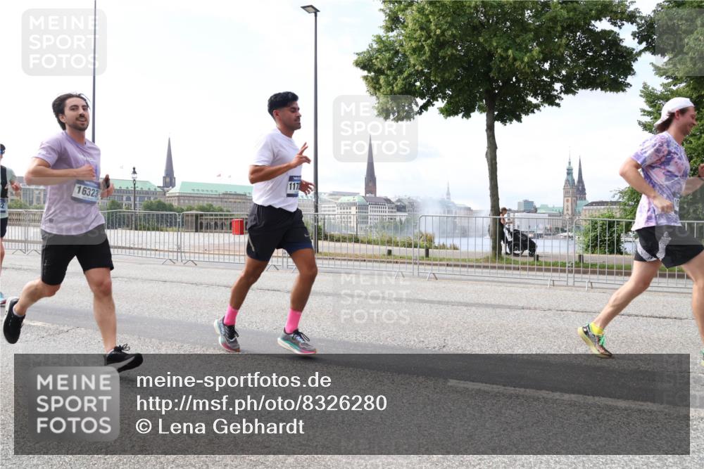 29.06.2025 - hella hamburg halbmarathon Lena Gebhardt http://msf.ph/oto/8326280 29.06.2025 10:12:56 Lombardsbrücke 16323, 117, 1020, 1051, 1249, 1610, 1785, 1851, 1939, 2531, 2891, 2942, 2963, 2964, 3182, 3248, 3262, 4532, 4554, 5150, 5166, 5597, 5598, 6207, 7014, 7873, 7907, 8398, 8405, 8917, 8971, 9141, 10067, 10402, 10581, 11025, 11720, 12456, 13566, 13816, 14404, 14540, 14869, 15012, 15369, 15531, 16030, 16255, 16323, 16437, 16473, 16826, 16911, 17061, 17699, 17988, 17994, 18048, 18178, 18320, 18493, 18530, 18732 meine-sportfotos.de