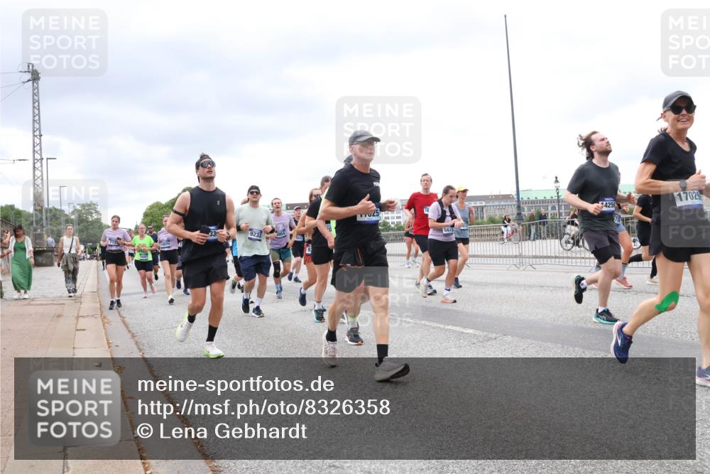 29.06.2025 - hella hamburg halbmarathon Lena Gebhardt http://msf.ph/oto/8326358 29.06.2025 10:57:47 Lombardsbrücke 9233, 3954, 10070, 17025, 5875, 4256, 17029, 1123, 1242, 1248, 1265, 1388, 1643, 2015, 2041, 2451, 2567, 2900, 3191, 3385, 3388, 3433, 3644, 3750, 3936, 3954, 4059, 4180, 4197, 4429, 4521, 4830, 5117, 5632, 5676, 5736, 5738, 6316, 6337, 6827, 6857, 6916, 7172, 7193, 7556, 7720, 7728, 7977, 7990, 8035, 8159, 8287, 8386, 8474, 8540, 8552, 8708, 8713, 8773, 8873, 9059, 9180, 9233, 9318, 9319, 9394, 9398, 9436, 9481, 9496, 9613, 9832 meine-sportfotos.de
