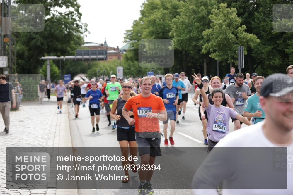 29.06.2025 - hella hamburg halbmarathon Jannik Wohlers http://msf.ph/oto/8326394 29.06.2025 10:39:50 Lombardsbrücke 1018, 1037, 1291, 1691, 2019, 2109, 2254, 2515, 2572, 2866, 2888, 3237, 3295, 3515, 3607, 3808, 3810, 4173, 4271, 4471, 4756, 5113, 5263, 5351, 5352, 5877, 5975, 6097, 6363, 6463, 6548, 6673, 6750, 6866, 6876, 6890, 6920, 7108, 7174, 7675, 7850, 8815, 9187, 9495, 10474, 10806, 10818, 10953, 11176, 11188, 11244, 11653, 11717, 11970, 11973, 12364, 12444, 12501, 12760, 13005, 13069, 13290, 13410, 13466, 13577, 13651, 14851, 15549, 15927, 16681, 17318 meine-sportfotos.de