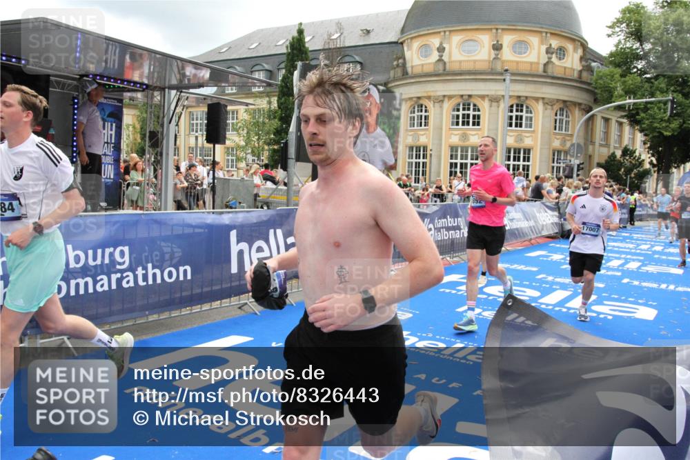 29.06.2025 - hella hamburg halbmarathon Michael Strokosch http://msf.ph/oto/8326443 29.06.2025 10:48:53 Ziel 1094, 1884, 1892, 9482, 9661, 11519, 12421, 12533, 13009, 13976, 15309, 16653, 17007, 18873 meine-sportfotos.de