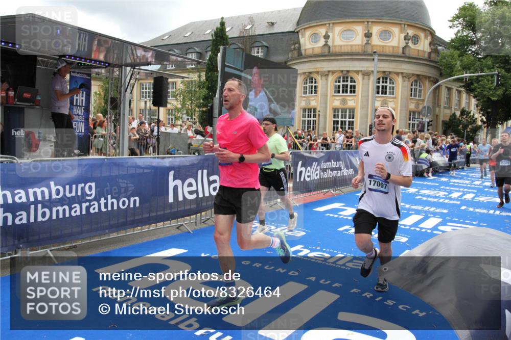 29.06.2025 - hella hamburg halbmarathon Michael Strokosch http://msf.ph/oto/8326464 29.06.2025 10:48:54 Ziel 1884, 1892, 7067, 9482, 9661, 11519, 12421, 12533, 13009, 13976, 15309, 16653, 17007, 18873 meine-sportfotos.de