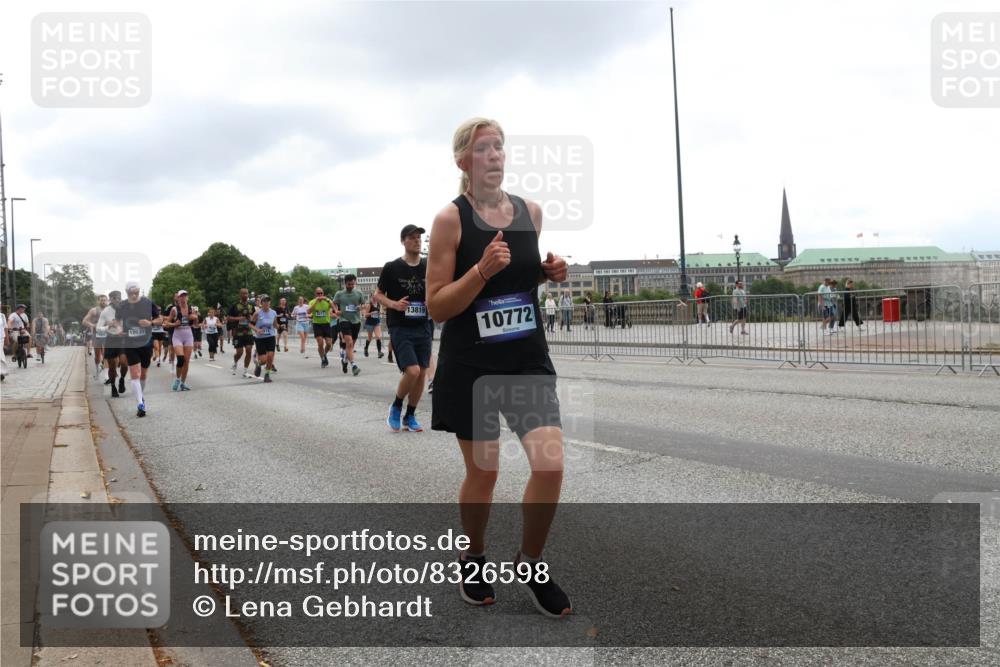 29.06.2025 - hella hamburg halbmarathon Lena Gebhardt http://msf.ph/oto/8326598 29.06.2025 10:47:23 Lombardsbrücke 12630, 13819, 10772, 1045, 1073, 1185, 1286, 1434, 1463, 1523, 1593, 1607, 1704, 1961, 2148, 2211, 2327, 2407, 2537, 2555, 2556, 2665, 2882, 2981, 2994, 3339, 4037, 4184, 4239, 4325, 4423, 4483, 4806, 4895, 4974, 4975, 5111, 5114, 5621, 5622, 5796, 5895, 5953, 6255, 6256, 6485, 6496, 6879, 6995, 7073, 7403, 7430, 7431, 7630, 7631, 7970, 8105, 8131, 8270, 8486, 8550, 8684, 8706, 8915, 8953, 8967, 9018, 9687, 10991, 11351, 11458, 11730, 11738, 11802 meine-sportfotos.de