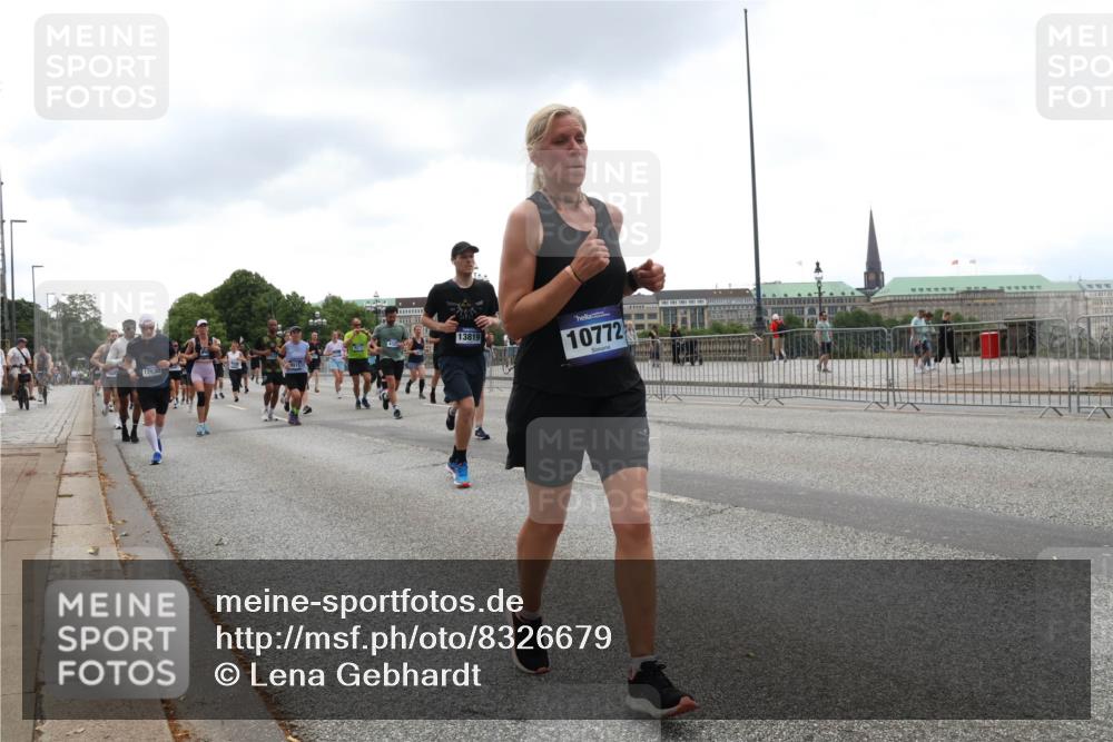 29.06.2025 - hella hamburg halbmarathon Lena Gebhardt http://msf.ph/oto/8326679 29.06.2025 10:47:24 Lombardsbrücke 13819, 10772, 1045, 1073, 1185, 1286, 1434, 1463, 1523, 1593, 1607, 1704, 1961, 2148, 2327, 2407, 2537, 2555, 2556, 2665, 2704, 2882, 2994, 3339, 4037, 4184, 4239, 4325, 4423, 4483, 4806, 4895, 4974, 4975, 5111, 5114, 5621, 5622, 5796, 5895, 5953, 6255, 6256, 6485, 6496, 6879, 6995, 7073, 7403, 7430, 7431, 7630, 7631, 7970, 8105, 8131, 8270, 8550, 8684, 8706, 8915, 8953, 8967, 9018, 9687, 10991, 11351, 11458, 11730, 11738, 11802 meine-sportfotos.de