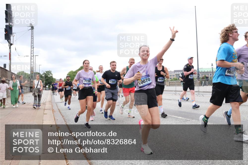 29.06.2025 - hella hamburg halbmarathon Lena Gebhardt http://msf.ph/oto/8326864 29.06.2025 10:57:50 Lombardsbrücke 7720, 1265, 11026, 0070, 9496, 563, 9607, 1123, 1242, 1248, 1265, 1388, 1643, 2015, 2451, 2567, 2900, 3191, 3385, 3388, 3433, 3644, 3750, 3936, 3954, 4059, 4180, 4197, 4429, 4521, 4830, 5117, 5632, 5676, 5736, 5738, 6316, 6337, 6827, 6857, 6916, 7172, 7193, 7556, 7720, 7728, 7977, 7990, 8035, 8159, 8287, 8386, 8474, 8512, 8540, 8708, 8713, 8773, 8873, 9059, 9180, 9233, 9318, 9319, 9394, 9398, 9436, 9481, 9496, 9613, 9832 meine-sportfotos.de