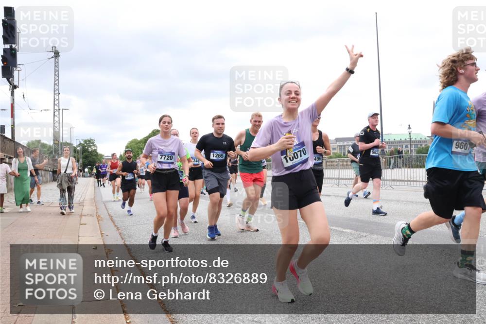 29.06.2025 - hella hamburg halbmarathon Lena Gebhardt http://msf.ph/oto/8326889 29.06.2025 10:57:50 Lombardsbrücke 11026, 7720, 248, 1265, 10070, 496, 563, 960, 1123, 1242, 1248, 1265, 1388, 1643, 2015, 2451, 2567, 2900, 3191, 3385, 3388, 3433, 3644, 3750, 3936, 3954, 4059, 4180, 4197, 4429, 4521, 4830, 5117, 5632, 5676, 5736, 5738, 6316, 6337, 6827, 6857, 6916, 7172, 7193, 7556, 7720, 7728, 7977, 7990, 8035, 8159, 8287, 8386, 8474, 8512, 8540, 8708, 8713, 8773, 8873, 9059, 9180, 9233, 9318, 9319, 9394, 9398, 9436, 9481, 9496, 9613, 9832 meine-sportfotos.de