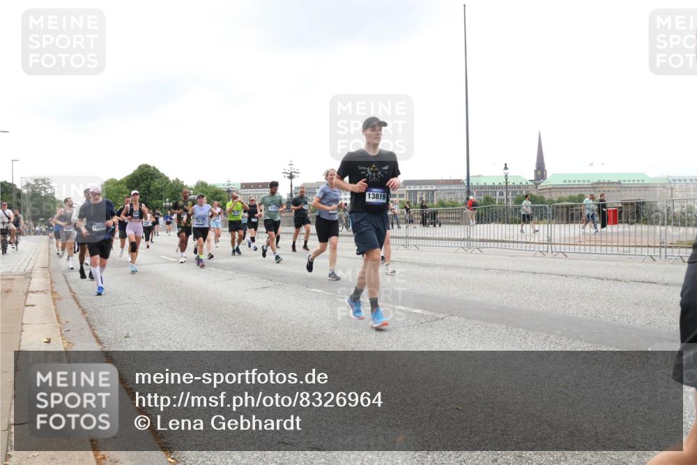 29.06.2025 - hella hamburg halbmarathon Lena Gebhardt http://msf.ph/oto/8326964 29.06.2025 10:47:24 Lombardsbrücke 12630, 8915, 4325, 13819, 1045, 1073, 1185, 1286, 1434, 1463, 1523, 1593, 1607, 1704, 1961, 2148, 2327, 2407, 2537, 2555, 2556, 2665, 2704, 2882, 2994, 3339, 4037, 4184, 4239, 4325, 4423, 4483, 4806, 4895, 4974, 4975, 5111, 5114, 5621, 5622, 5796, 5895, 5953, 6255, 6256, 6485, 6496, 6879, 6995, 7073, 7403, 7430, 7431, 7630, 7631, 7970, 8105, 8131, 8270, 8550, 8684, 8706, 8915, 8953, 8967, 9018, 9687, 10991, 11351, 11458, 11730, 11738, 11802 meine-sportfotos.de