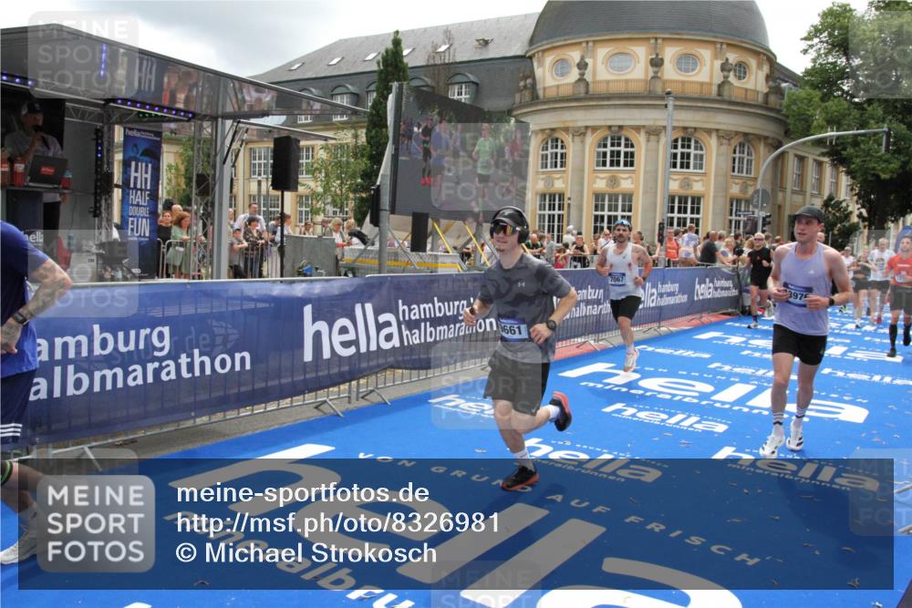 29.06.2025 - hella hamburg halbmarathon Michael Strokosch http://msf.ph/oto/8326981 29.06.2025 10:49:00 Ziel 1381, 1452, 2260, 3213, 3985, 7067, 8821, 8889, 9661, 9695, 12421, 12534, 13009, 13183, 13688, 13976, 18873 meine-sportfotos.de