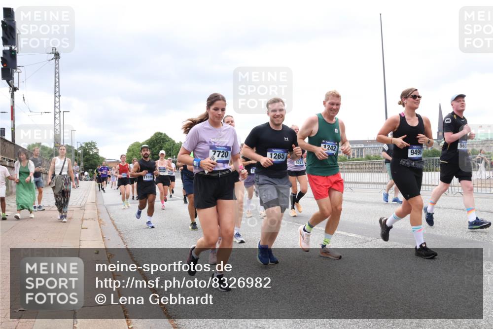 29.06.2025 - hella hamburg halbmarathon Lena Gebhardt http://msf.ph/oto/8326982 29.06.2025 10:57:51 Lombardsbrücke 11026, 7720, 1265, 4521, 563, 1242, 9496, 1123, 1242, 1248, 1265, 1388, 1643, 2015, 2169, 2451, 2567, 2900, 3191, 3385, 3388, 3433, 3644, 3750, 3936, 3954, 4059, 4180, 4197, 4429, 4521, 4830, 5117, 5632, 5676, 5736, 6316, 6337, 6827, 6857, 6916, 7172, 7193, 7556, 7720, 7728, 7977, 7990, 8035, 8159, 8386, 8474, 8512, 8540, 8708, 8713, 8773, 8873, 9059, 9180, 9233, 9318, 9319, 9394, 9398, 9436, 9481, 9496, 9613, 9832 meine-sportfotos.de