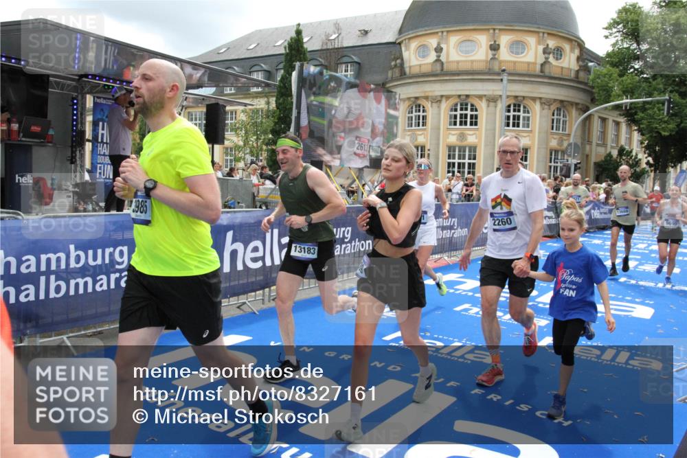 29.06.2025 - hella hamburg halbmarathon Michael Strokosch http://msf.ph/oto/8327161 29.06.2025 10:49:04 Ziel 1381, 1452, 2260, 3213, 3985, 4847, 4890, 7297, 8302, 8821, 8889, 9695, 12534, 13183, 13614, 13688, 16627, 17632 meine-sportfotos.de