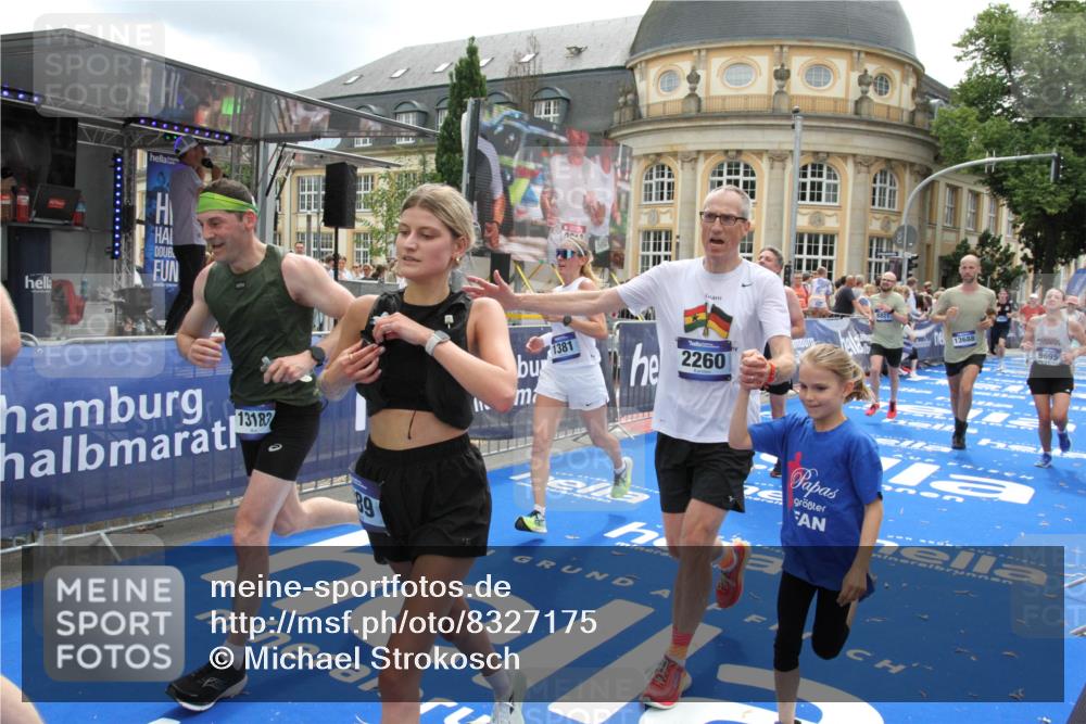 29.06.2025 - hella hamburg halbmarathon Michael Strokosch http://msf.ph/oto/8327175 29.06.2025 10:49:04 Ziel 1381, 1452, 2260, 3213, 3985, 4847, 4890, 7297, 8302, 8821, 8889, 9695, 12534, 13183, 13614, 13688, 16627, 17632 meine-sportfotos.de