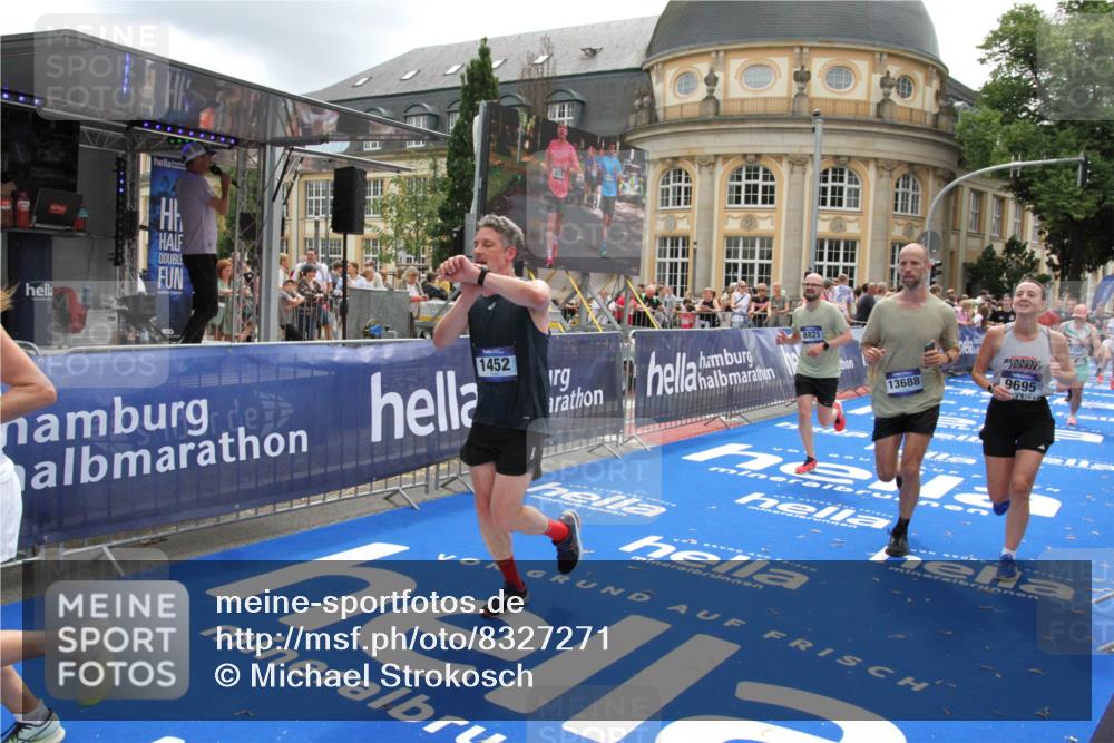 29.06.2025 - hella hamburg halbmarathon Michael Strokosch http://msf.ph/oto/8327271 29.06.2025 10:49:05 Ziel 1381, 1452, 2260, 3213, 3985, 4847, 4890, 7297, 8302, 8821, 8889, 9695, 12534, 13183, 13614, 13688, 16627, 17632 meine-sportfotos.de