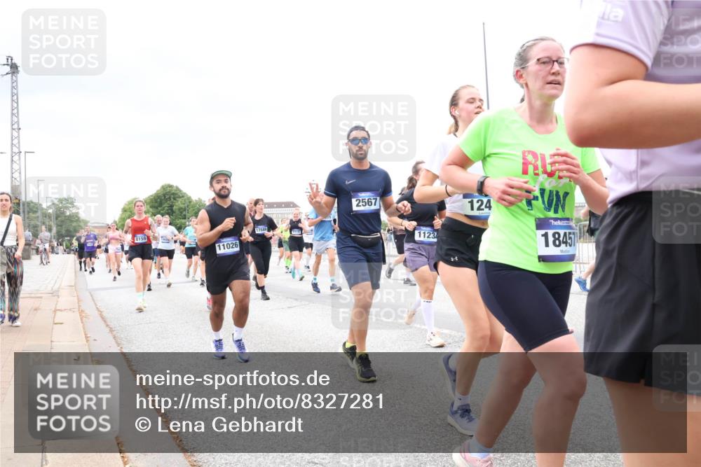 29.06.2025 - hella hamburg halbmarathon Lena Gebhardt http://msf.ph/oto/8327281 29.06.2025 10:57:52 Lombardsbrücke 8159, 11026, 17586, 2567, 1123, 124, 18457, 1123, 1242, 1248, 1265, 1388, 1643, 2015, 2169, 2451, 2567, 2900, 3191, 3385, 3388, 3433, 3644, 3750, 3936, 3954, 4059, 4180, 4197, 4429, 4521, 4830, 5117, 5632, 5676, 5736, 6316, 6337, 6827, 6857, 6916, 7172, 7193, 7556, 7720, 7977, 7990, 8035, 8159, 8386, 8439, 8440, 8442, 8474, 8512, 8540, 8708, 8713, 8773, 8873, 9059, 9180, 9233, 9318, 9319, 9394, 9398, 9436, 9481, 9496, 9613, 9832 meine-sportfotos.de