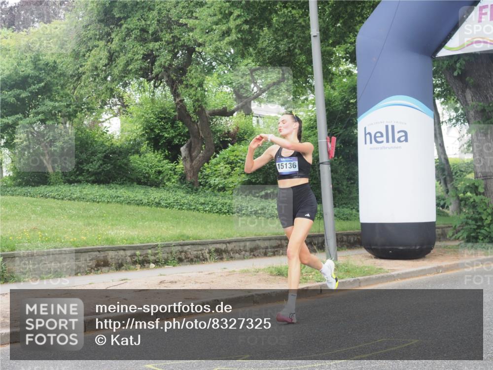 29.06.2025 - hella hamburg halbmarathon KatJ http://msf.ph/oto/8327325 29.06.2025 10:17:07 Zwischen KM18-KM19  meine-sportfotos.de