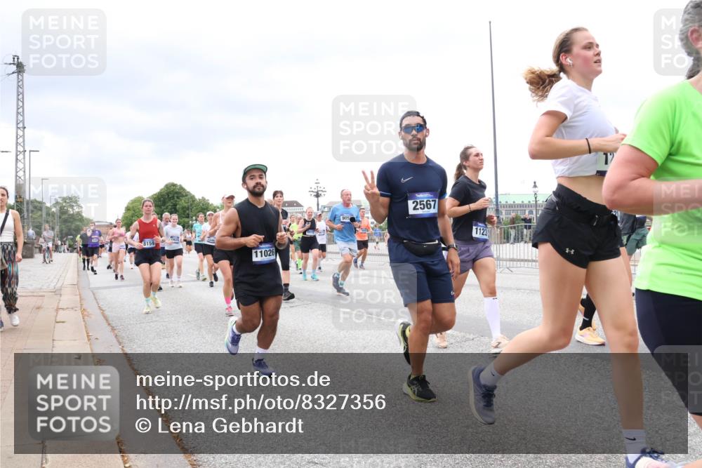 29.06.2025 - hella hamburg halbmarathon Lena Gebhardt http://msf.ph/oto/8327356 29.06.2025 10:57:52 Lombardsbrücke 8159, 11026, 2567, 1123, 1123, 1242, 1248, 1265, 1388, 1643, 2015, 2169, 2451, 2567, 2900, 3191, 3385, 3388, 3433, 3644, 3750, 3936, 3954, 4059, 4180, 4197, 4429, 4521, 4830, 5117, 5632, 5676, 5736, 6316, 6337, 6827, 6857, 6916, 7172, 7193, 7556, 7720, 7977, 7990, 8035, 8159, 8386, 8439, 8440, 8442, 8474, 8512, 8540, 8708, 8713, 8773, 8873, 9059, 9180, 9233, 9318, 9319, 9394, 9398, 9436, 9481, 9496, 9613, 9832 meine-sportfotos.de
