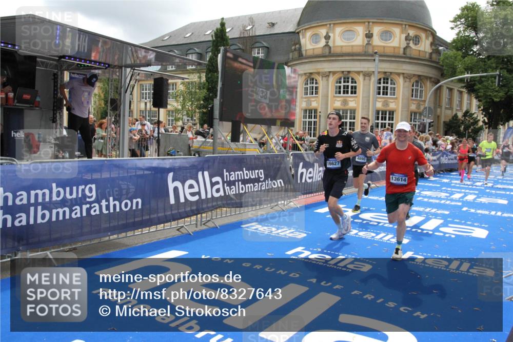 29.06.2025 - hella hamburg halbmarathon Michael Strokosch http://msf.ph/oto/8327643 29.06.2025 10:49:09 Ziel 4832, 4847, 4890, 6389, 7297, 8302, 8821, 10184, 13614, 16414, 16627, 17173, 17632, 18598, 18842 meine-sportfotos.de