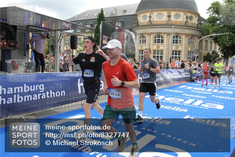 29.06.2025 - hella hamburg halbmarathon Michael Strokosch http://msf.ph/oto/8327747 29.06.2025 10:49:10 Ziel 4832, 4847, 4890, 6389, 7297, 8302, 10184, 13614, 15523, 16414, 16627, 16731, 17173, 17632, 18598, 18842 meine-sportfotos.de
