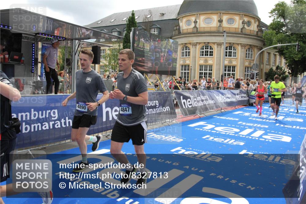 29.06.2025 - hella hamburg halbmarathon Michael Strokosch http://msf.ph/oto/8327813 29.06.2025 10:49:11 Ziel 4832, 4847, 4890, 6389, 8302, 10184, 13614, 15523, 16414, 16627, 16731, 17173, 17632, 18598, 18842 meine-sportfotos.de
