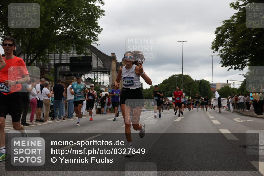 29.06.2025 - hella hamburg halbmarathon Yannick Fuchs http://msf.ph/oto/8327849 29.06.2025 10:51:35 20KM 1200, 1239, 1563, 2025, 2236, 2606, 2652, 2759, 2806, 2883, 3093, 3141, 3575, 4261, 4579, 5015, 5134, 5391, 5457, 5458, 6281, 6302, 6531, 6720, 6892, 7159, 7833, 9450, 10383, 10408, 10599, 12144, 12509, 12773, 12774, 13376, 13465, 13664, 14737, 15090, 15189, 15229, 15349, 15664, 16418, 16517, 17455, 17543, 17758, 18508 meine-sportfotos.de