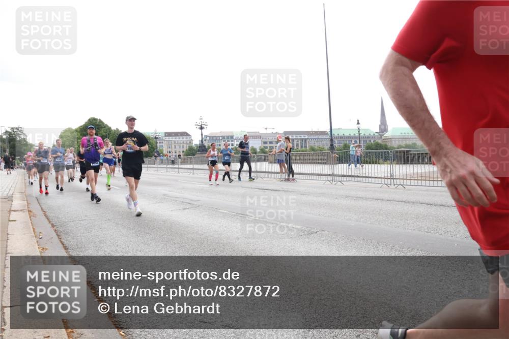 29.06.2025 - hella hamburg halbmarathon Lena Gebhardt http://msf.ph/oto/8327872 29.06.2025 10:37:47 Lombardsbrücke 94, 18, 1276, 1337, 1475, 1578, 1799, 1819, 1985, 2016, 2199, 2486, 2640, 2786, 2853, 3230, 3246, 3633, 3880, 4921, 5139, 5146, 5171, 5186, 5522, 5790, 5875, 6243, 6362, 6697, 6821, 6955, 7085, 7124, 7235, 7244, 7321, 7350, 7544, 7629, 7696, 7777, 7823, 8843, 8985, 9247, 9288, 9524, 9895, 10159, 10506, 10836, 11087, 11543, 12123, 12254, 12472, 12824, 16680, 17798 meine-sportfotos.de