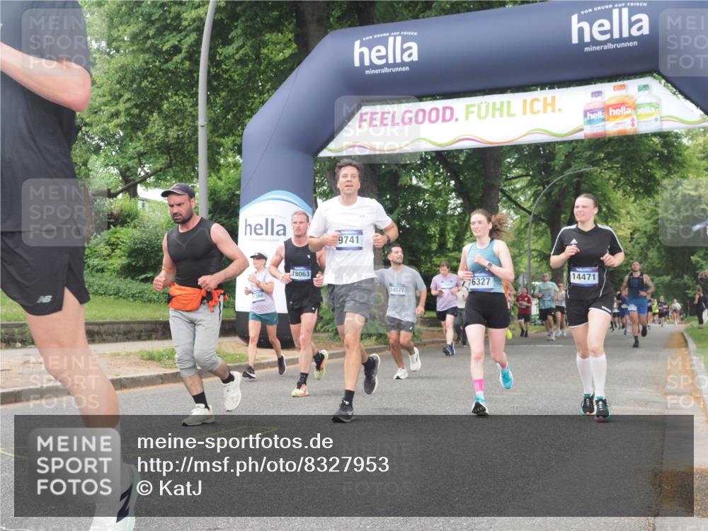 29.06.2025 - hella hamburg halbmarathon KatJ http://msf.ph/oto/8327953 29.06.2025 10:46:45 Zwischen KM18-KM19 2426, 3780, 6327 meine-sportfotos.de