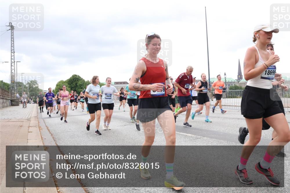 29.06.2025 - hella hamburg halbmarathon Lena Gebhardt http://msf.ph/oto/8328015 29.06.2025 10:57:55 Lombardsbrücke 13882, 30, 10629, 4830, 18690, 1123, 1242, 1248, 1265, 1388, 1643, 2015, 2169, 2273, 2275, 2451, 2567, 2900, 3191, 3385, 3433, 3644, 3750, 3936, 3954, 4059, 4197, 4429, 4521, 4830, 5117, 5632, 5676, 5736, 5782, 6316, 6337, 6827, 6857, 6916, 7172, 7193, 7556, 7720, 7783, 7977, 7990, 8035, 8159, 8386, 8439, 8440, 8441, 8442, 8474, 8512, 8708, 8713, 8773, 8873, 8888, 9059, 9180, 9233, 9318, 9319, 9394, 9398, 9436, 9481, 9496, 9613, 9832 meine-sportfotos.de