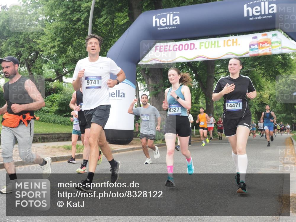 29.06.2025 - hella hamburg halbmarathon KatJ http://msf.ph/oto/8328122 29.06.2025 10:46:46 Zwischen KM18-KM19 2426, 3780, 6327 meine-sportfotos.de