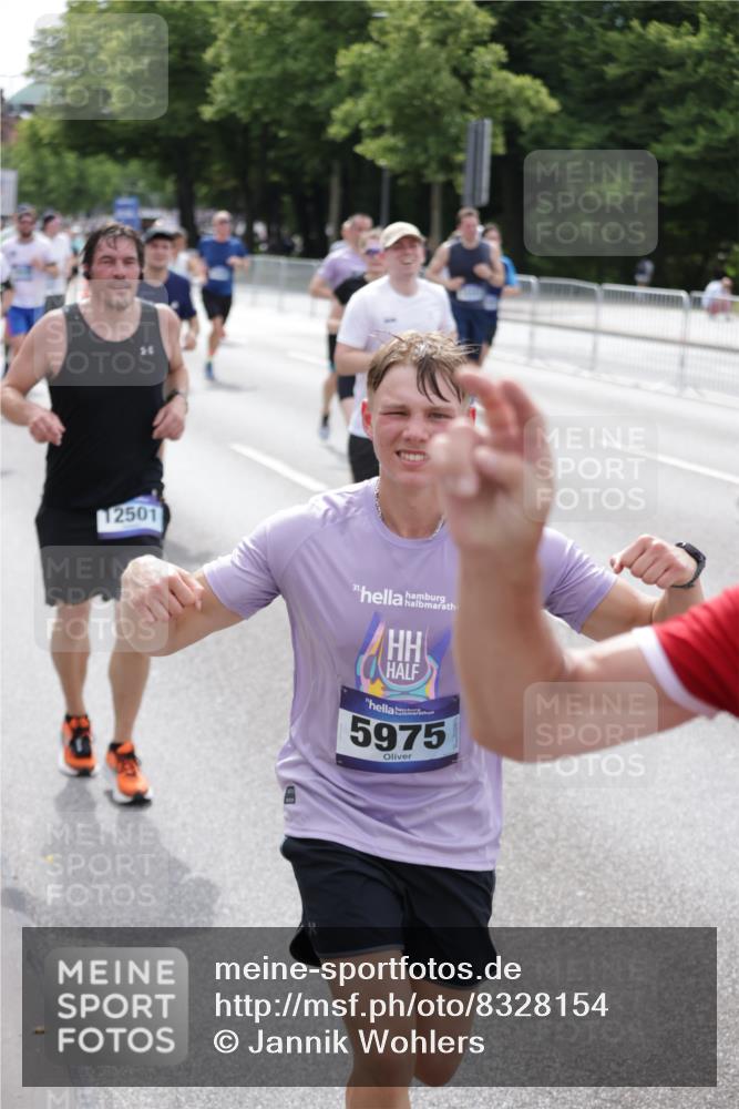 29.06.2025 - hella hamburg halbmarathon Jannik Wohlers http://msf.ph/oto/8328154 29.06.2025 10:40:00 Lombardsbrücke 1018, 1037, 2109, 2515, 2572, 2762, 2763, 3237, 3293, 3295, 3808, 3810, 4271, 4756, 4906, 5059, 5113, 5351, 5352, 5702, 5975, 6076, 6229, 6278, 6280, 6363, 6463, 6673, 6866, 6876, 7108, 7174, 7675, 7850, 8307, 8391, 9000, 9468, 10474, 11176, 11653, 11717, 11970, 11973, 12364, 12444, 12501, 12760, 12981, 13030, 13290, 13410, 13466, 13651, 14341, 14851, 15549, 15927, 15933, 16085, 16681, 16955, 17318, 18101, 18110, 18213, 18353, 18490, 18771, 18946 meine-sportfotos.de