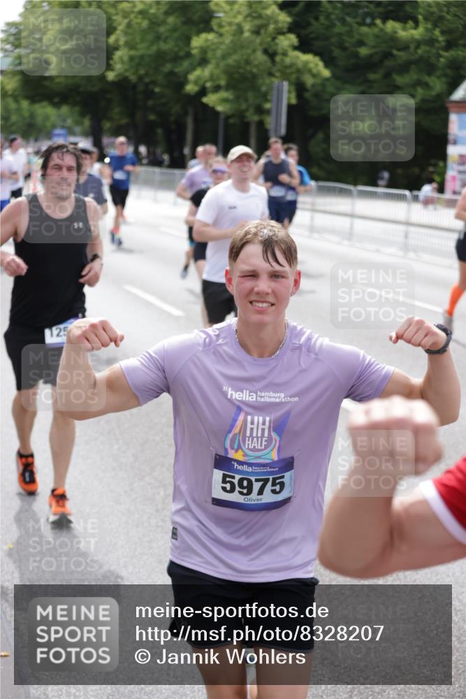 29.06.2025 - hella hamburg halbmarathon Jannik Wohlers http://msf.ph/oto/8328207 29.06.2025 10:40:00 Lombardsbrücke 1018, 1037, 2109, 2515, 2572, 2762, 2763, 3237, 3293, 3295, 3808, 3810, 4271, 4756, 4906, 5059, 5113, 5351, 5352, 5702, 5975, 6076, 6229, 6278, 6280, 6363, 6463, 6673, 6866, 6876, 7108, 7174, 7675, 7850, 8307, 8391, 9000, 9468, 10474, 11176, 11653, 11717, 11970, 11973, 12364, 12444, 12501, 12760, 12981, 13030, 13290, 13410, 13466, 13651, 14341, 14851, 15549, 15927, 15933, 16085, 16681, 16955, 17318, 18101, 18110, 18213, 18353, 18490, 18771, 18946 meine-sportfotos.de