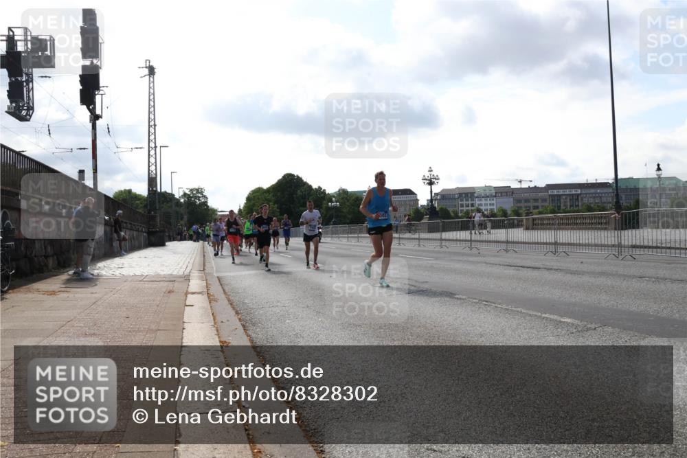 29.06.2025 - hella hamburg halbmarathon Lena Gebhardt http://msf.ph/oto/8328302 29.06.2025 09:48:47 Lombardsbrücke 1042, 1290, 1505, 1571, 1600, 1710, 2262, 2399, 2797, 3480, 3547, 4062, 4359, 4381, 5003, 5124, 5307, 5554, 5709, 6047, 6993, 7152, 7154, 7310, 7482, 7743, 7884, 8002, 8121, 8571, 9403, 9640, 9643, 10190, 10404, 10451, 10738, 10793, 10852, 11106, 11177, 11423, 12044, 12051, 12091, 12488, 12739, 12916, 13137, 13372, 13483, 13755, 13940, 13975, 15931 meine-sportfotos.de