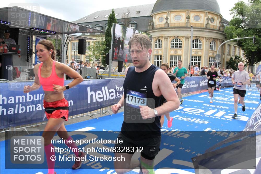 29.06.2025 - hella hamburg halbmarathon Michael Strokosch http://msf.ph/oto/8328312 29.06.2025 10:49:14 Ziel 2013, 4832, 6389, 8112, 10184, 15523, 16369, 16414, 16731, 17173, 18598, 18842 meine-sportfotos.de