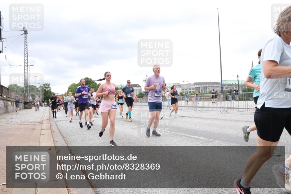 29.06.2025 - hella hamburg halbmarathon Lena Gebhardt http://msf.ph/oto/8328369 29.06.2025 10:57:57 Lombardsbrücke 9394, 105, 10912, 11193, 1051, 1, 1123, 1242, 1248, 1265, 1388, 1643, 2015, 2169, 2273, 2275, 2451, 2567, 2900, 3191, 3385, 3433, 3644, 3750, 3936, 3954, 4059, 4197, 4429, 4521, 4830, 5104, 5117, 5632, 5676, 5736, 5782, 6316, 6337, 6825, 6827, 6857, 6916, 7172, 7193, 7262, 7556, 7720, 7783, 7977, 7990, 8159, 8439, 8440, 8441, 8442, 8474, 8512, 8708, 8713, 8773, 8873, 8888, 9059, 9180, 9233, 9318, 9319, 9394, 9398, 9436, 9481, 9496, 9613, 9832 meine-sportfotos.de