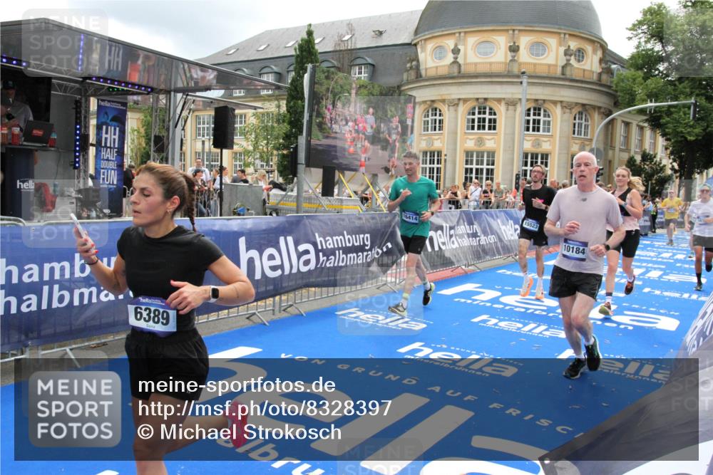 29.06.2025 - hella hamburg halbmarathon Michael Strokosch http://msf.ph/oto/8328397 29.06.2025 10:49:15 Ziel 2013, 4832, 6389, 8112, 9348, 10184, 13450, 15523, 16369, 16414, 16731, 17173, 18598, 18842 meine-sportfotos.de