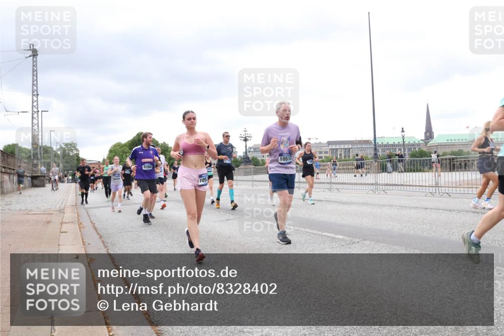29.06.2025 - hella hamburg halbmarathon Lena Gebhardt http://msf.ph/oto/8328402 29.06.2025 10:57:57 Lombardsbrücke 15800, 9394, 105, 1193, 10513, 1123, 1242, 1248, 1265, 1388, 1643, 2015, 2169, 2273, 2275, 2451, 2567, 2900, 3191, 3385, 3433, 3644, 3750, 3936, 3954, 4059, 4197, 4429, 4521, 4830, 5104, 5117, 5632, 5676, 5736, 5782, 6316, 6337, 6825, 6827, 6857, 6916, 7172, 7193, 7262, 7556, 7720, 7783, 7977, 7990, 8159, 8439, 8440, 8441, 8442, 8474, 8512, 8708, 8713, 8773, 8873, 8888, 9059, 9180, 9233, 9318, 9319, 9394, 9398, 9436, 9481, 9496, 9613, 9832 meine-sportfotos.de