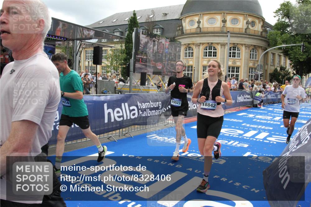 29.06.2025 - hella hamburg halbmarathon Michael Strokosch http://msf.ph/oto/8328406 29.06.2025 10:49:16 Ziel 2013, 6389, 8112, 9348, 10053, 10184, 13450, 15523, 16369, 16414, 16731, 17173, 18598, 18842 meine-sportfotos.de