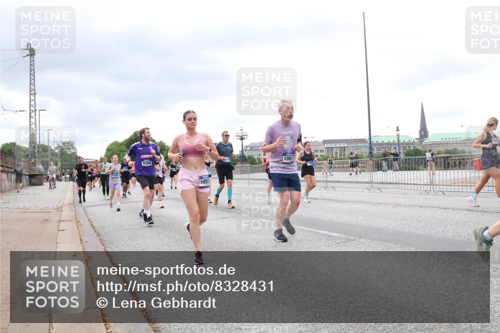 29.06.2025 - hella hamburg halbmarathon Lena Gebhardt http://msf.ph/oto/8328431 29.06.2025 10:57:57 Lombardsbrücke 9394, 1051, 10513, 1123, 1242, 1248, 1265, 1388, 1643, 2015, 2169, 2273, 2275, 2451, 2567, 2900, 3191, 3385, 3433, 3644, 3750, 3936, 3954, 4059, 4197, 4429, 4521, 4830, 5104, 5117, 5632, 5676, 5736, 5782, 6316, 6337, 6825, 6827, 6857, 6916, 7172, 7193, 7262, 7556, 7720, 7783, 7977, 7990, 8159, 8439, 8440, 8441, 8442, 8474, 8512, 8708, 8713, 8773, 8873, 8888, 9059, 9180, 9233, 9318, 9319, 9394, 9398, 9436, 9481, 9496, 9613, 9832 meine-sportfotos.de