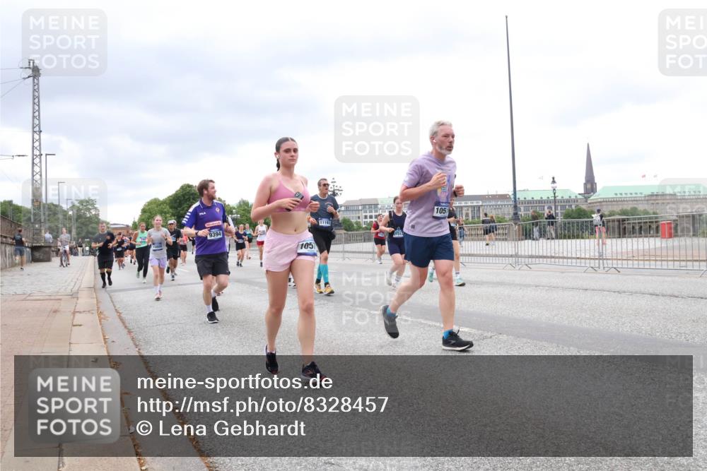 29.06.2025 - hella hamburg halbmarathon Lena Gebhardt http://msf.ph/oto/8328457 29.06.2025 10:57:57 Lombardsbrücke 9394, 105, 11193, 105, 1123, 1242, 1248, 1265, 1388, 1643, 2015, 2169, 2273, 2275, 2451, 2567, 2900, 3191, 3385, 3433, 3644, 3750, 3936, 3954, 4059, 4197, 4429, 4521, 4830, 5104, 5117, 5632, 5676, 5736, 5782, 6316, 6337, 6825, 6827, 6857, 6916, 7172, 7193, 7262, 7556, 7720, 7783, 7977, 7990, 8159, 8439, 8440, 8441, 8442, 8474, 8512, 8708, 8713, 8773, 8873, 8888, 9059, 9180, 9233, 9318, 9319, 9394, 9398, 9436, 9481, 9496, 9613, 9832 meine-sportfotos.de