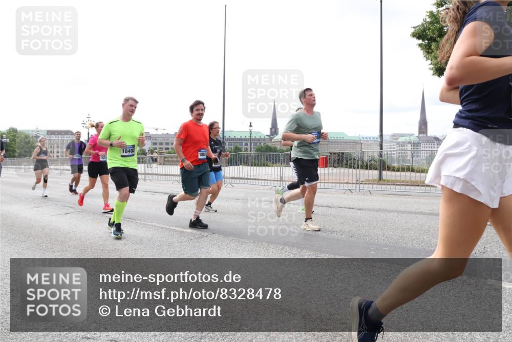 29.06.2025 - hella hamburg halbmarathon Lena Gebhardt http://msf.ph/oto/8328478 29.06.2025 10:23:38 Lombardsbrücke 18070, 1625, 18402, 1881, 1048, 1304, 1362, 1545, 2125, 2489, 2925, 4122, 4391, 4646, 4728, 4793, 4990, 5055, 5160, 5358, 5406, 6502, 6747, 7029, 7820, 8031, 8149, 8181, 8676, 8687, 8688, 8716, 8918, 8920, 9301, 9603, 9715, 9877, 10649, 10739, 11044, 11300, 11454, 11793, 11798, 11879, 12073, 12874, 13149, 14265, 14338, 14510, 14512, 14521, 14821, 15709, 15739, 15853, 16185, 16251, 16416, 16558, 17013, 17099, 17199, 17207, 17299, 17719 meine-sportfotos.de