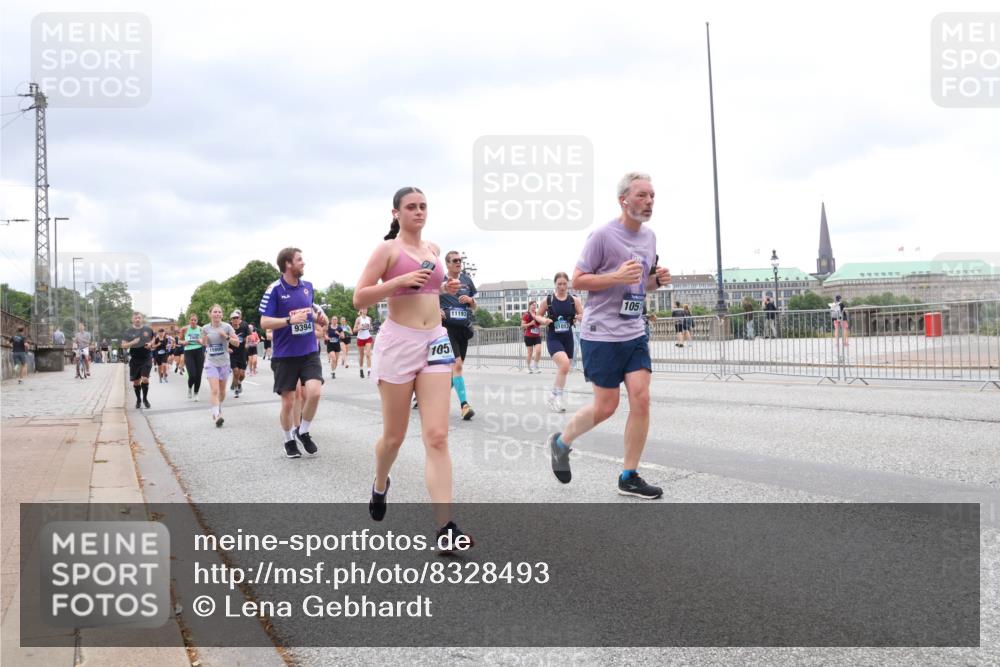 29.06.2025 - hella hamburg halbmarathon Lena Gebhardt http://msf.ph/oto/8328493 29.06.2025 10:57:58 Lombardsbrücke 9394, 105, 11193, 1013, 105, 1123, 1242, 1248, 1265, 1388, 1643, 2015, 2169, 2273, 2275, 2451, 2567, 2900, 3191, 3385, 3433, 3644, 3750, 3936, 3954, 4059, 4117, 4197, 4429, 4521, 4830, 5104, 5117, 5632, 5676, 5736, 5782, 6316, 6337, 6825, 6827, 6857, 6916, 7172, 7193, 7262, 7556, 7720, 7783, 7977, 7990, 8159, 8439, 8440, 8441, 8442, 8474, 8512, 8708, 8713, 8773, 8873, 8888, 9059, 9180, 9233, 9318, 9319, 9394, 9398, 9436, 9481, 9496, 9613, 9832 meine-sportfotos.de