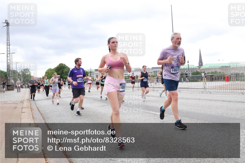 29.06.2025 - hella hamburg halbmarathon Lena Gebhardt http://msf.ph/oto/8328563 29.06.2025 10:57:58 Lombardsbrücke 15800, 9394, 1091, 1051, 105, 1123, 1242, 1248, 1265, 1388, 1643, 2015, 2169, 2273, 2275, 2451, 2567, 2900, 3191, 3385, 3433, 3644, 3750, 3936, 3954, 4059, 4117, 4197, 4429, 4521, 4830, 5104, 5117, 5632, 5676, 5736, 5782, 6316, 6337, 6825, 6827, 6857, 6916, 7172, 7193, 7262, 7556, 7720, 7783, 7977, 7990, 8159, 8439, 8440, 8441, 8442, 8474, 8512, 8708, 8713, 8773, 8873, 8888, 9059, 9180, 9233, 9318, 9319, 9394, 9398, 9436, 9481, 9496, 9613, 9832 meine-sportfotos.de