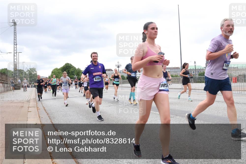 29.06.2025 - hella hamburg halbmarathon Lena Gebhardt http://msf.ph/oto/8328614 29.06.2025 10:57:58 Lombardsbrücke 9394, 10912, 11193, 105, 105, 1123, 1242, 1248, 1265, 1388, 1643, 2015, 2169, 2273, 2275, 2451, 2567, 2900, 3191, 3385, 3433, 3644, 3750, 3936, 3954, 4059, 4117, 4197, 4429, 4521, 4830, 5104, 5117, 5632, 5676, 5736, 5782, 6316, 6337, 6825, 6827, 6857, 6916, 7172, 7193, 7262, 7556, 7720, 7783, 7977, 7990, 8159, 8439, 8440, 8441, 8442, 8474, 8512, 8708, 8713, 8773, 8873, 8888, 9059, 9180, 9233, 9318, 9319, 9394, 9398, 9436, 9481, 9496, 9613, 9832 meine-sportfotos.de