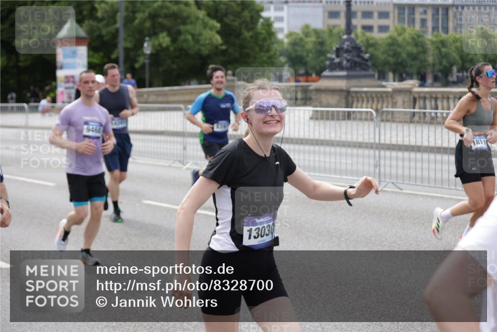 29.06.2025 - hella hamburg halbmarathon Jannik Wohlers http://msf.ph/oto/8328700 29.06.2025 10:40:03 Lombardsbrücke 1018, 1037, 2109, 2515, 2762, 2763, 3293, 3295, 3810, 4411, 4756, 4906, 5059, 5113, 5351, 5352, 5702, 5975, 6076, 6229, 6278, 6280, 6363, 6463, 6673, 6866, 6876, 7108, 7174, 7675, 7850, 8307, 8378, 8391, 8739, 9000, 9468, 11176, 11653, 11970, 11973, 12364, 12444, 12501, 12760, 12981, 13030, 13145, 13290, 13410, 13466, 14341, 14851, 15549, 15927, 15933, 16085, 16681, 16955, 17318, 17959, 18101, 18110, 18213, 18353, 18490, 18771, 18946 meine-sportfotos.de