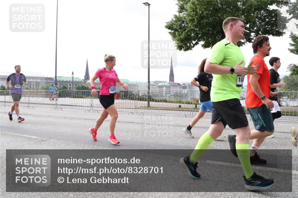 29.06.2025 - hella hamburg halbmarathon Lena Gebhardt http://msf.ph/oto/8328701 29.06.2025 10:23:40 Lombardsbrücke 18070, 1625, 184, 1048, 1304, 1362, 1545, 2125, 2489, 2925, 4122, 4391, 4646, 4728, 4793, 4990, 5055, 5160, 5358, 5406, 5661, 6502, 6747, 7029, 7820, 8031, 8149, 8181, 8502, 8676, 8716, 8918, 8920, 9217, 9301, 9603, 9715, 9877, 10649, 10739, 11044, 11300, 11454, 11793, 11798, 11879, 12073, 12874, 13149, 14265, 14338, 14510, 14512, 14521, 14821, 15709, 15739, 15853, 16185, 16251, 16416, 16558, 17013, 17099, 17199, 17207, 17299, 17719 meine-sportfotos.de