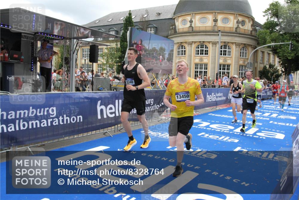 29.06.2025 - hella hamburg halbmarathon Michael Strokosch http://msf.ph/oto/8328764 29.06.2025 10:49:22 Ziel 4183, 4185, 6158, 8112, 9348, 10053, 10189, 11819, 13450, 14526, 15422, 16369 meine-sportfotos.de