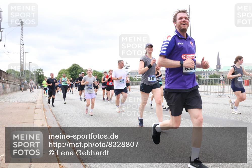 29.06.2025 - hella hamburg halbmarathon Lena Gebhardt http://msf.ph/oto/8328807 29.06.2025 10:57:59 Lombardsbrücke 14290, 15800, 16971, 2451, 10912, 101, 1001, 1123, 1242, 1248, 1265, 1388, 1643, 2015, 2043, 2169, 2273, 2275, 2451, 2567, 2900, 3191, 3385, 3433, 3644, 3936, 3954, 4059, 4117, 4197, 4429, 4521, 4830, 5104, 5632, 5676, 5736, 5782, 6316, 6337, 6825, 6857, 6916, 7172, 7193, 7262, 7556, 7720, 7783, 7977, 7990, 8076, 8159, 8439, 8440, 8441, 8442, 8474, 8512, 8708, 8713, 8773, 8888, 9059, 9180, 9233, 9318, 9319, 9394, 9398, 9436, 9481, 9496, 9613, 9832 meine-sportfotos.de
